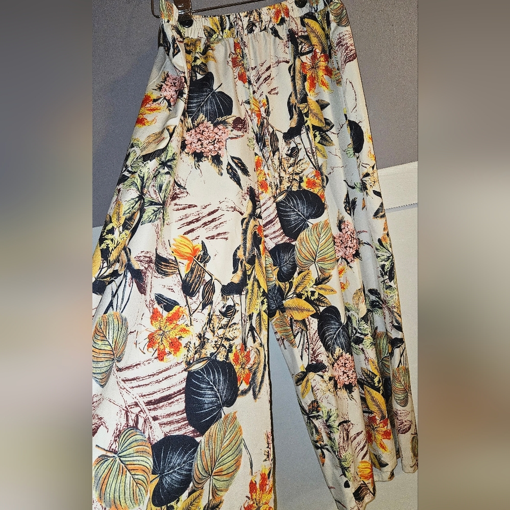 Wide Leg Floral Print Pants in Cream and Black